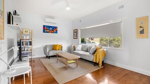 Smart TV, books, stereo - Cunjevoi Beach House - Pet Friendly - 5 Mins to Beach (Culburra Beach)