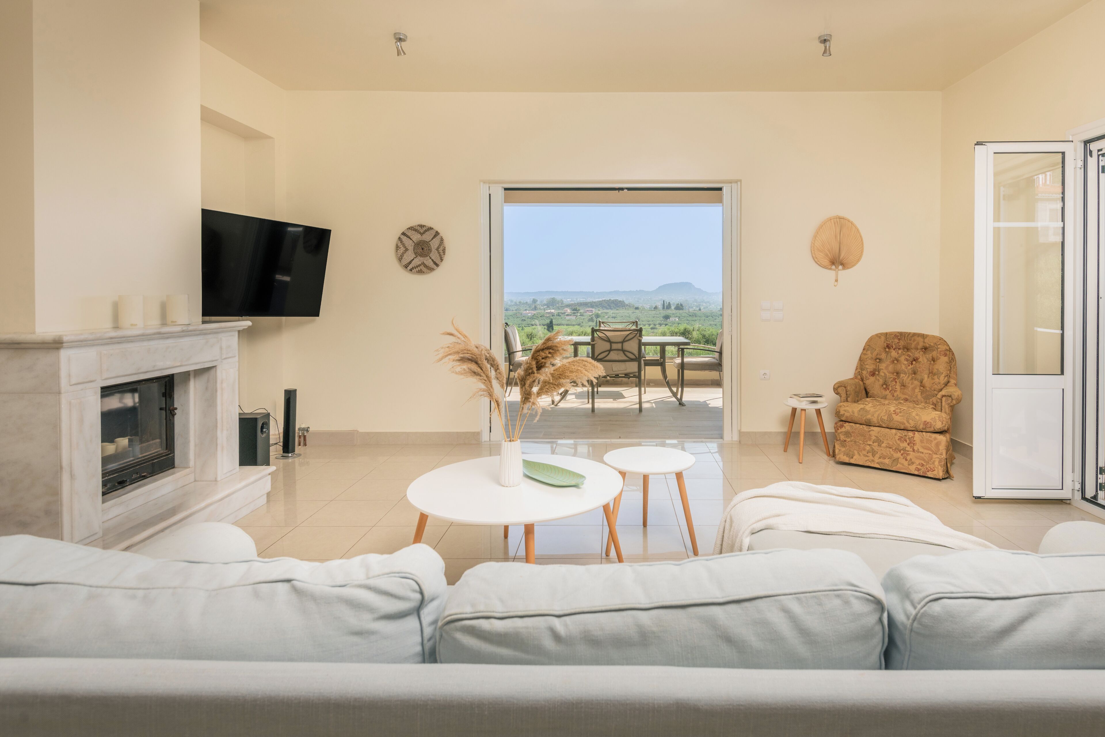 Smart-tv, eldstad och böcker