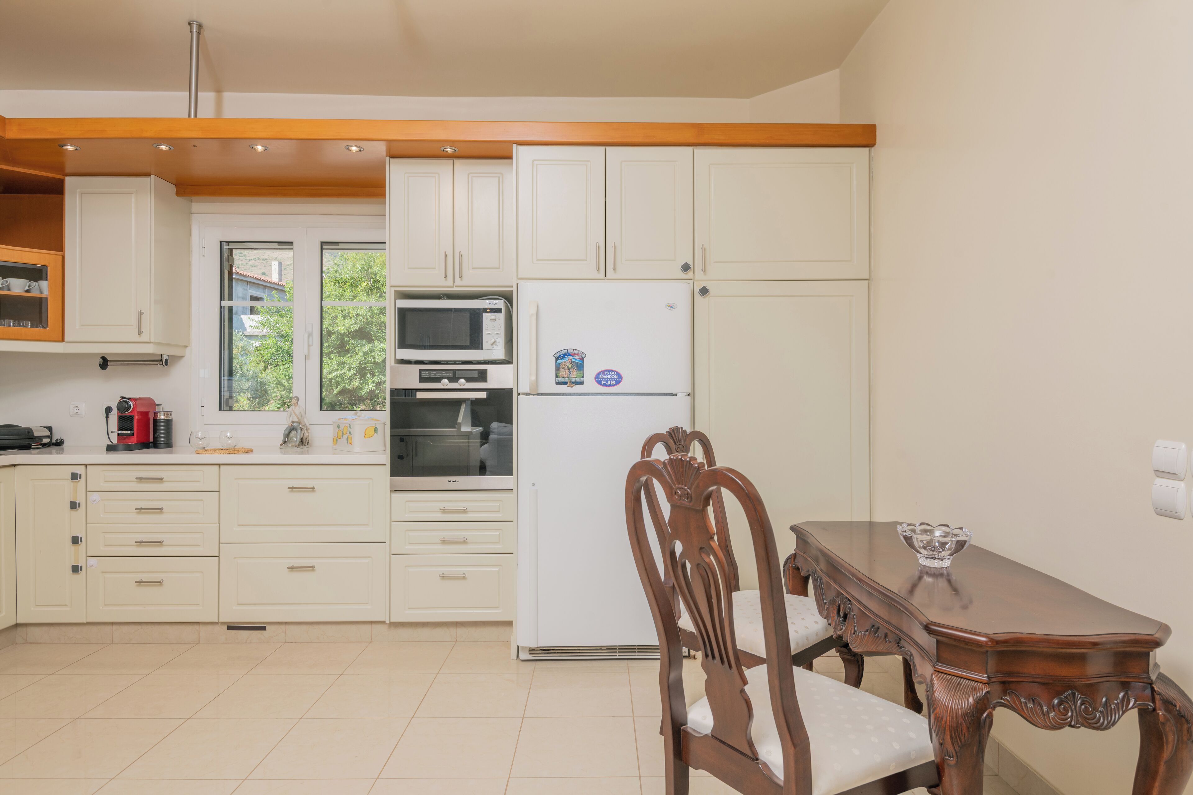 Kylskåp, mikrovågsugn, ugn och spishäll