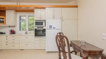 Kylskåp, mikrovågsugn, ugn och spishäll