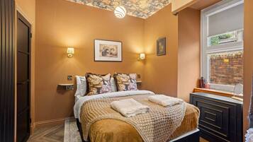 Iron/ironing board, WiFi, bed sheets