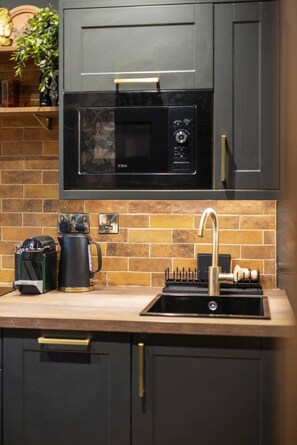 Fridge, microwave, stovetop, dishwasher