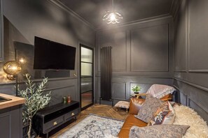 TV - Boutique Studio Near Stirling | Free Parking (Cambusbarron)