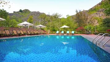 Una piscina al aire libre