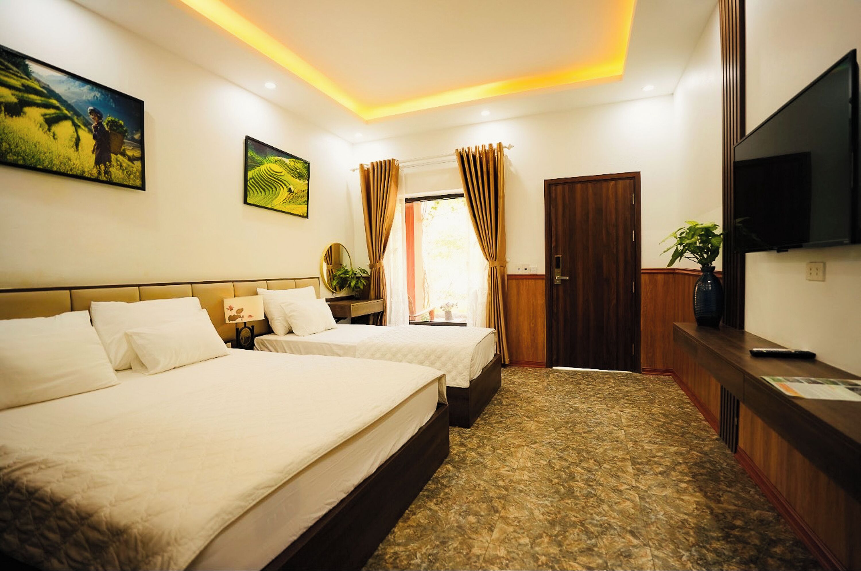 Family Room | Desk, free WiFi