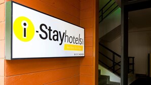 Ein Schild für Stayhotels.com mit Logo und dem Slogan "Stay Sharp. Stay Happy".