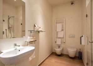 Doccia, asciugacapelli, asciugamani