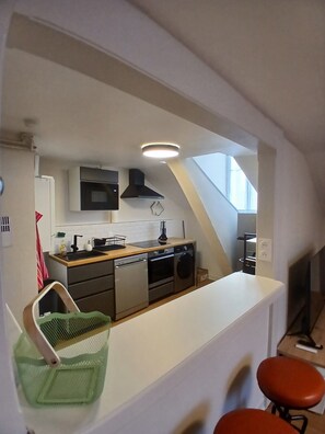 Mikroaaltouuni, uuni, liesi, astianpesukone