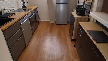 Een microgolfoven, een oven, een kookplaat, een vaatwasser