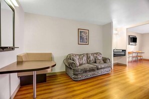 Living area - Motel6 Apache Junction, AZ (Apache Junction)