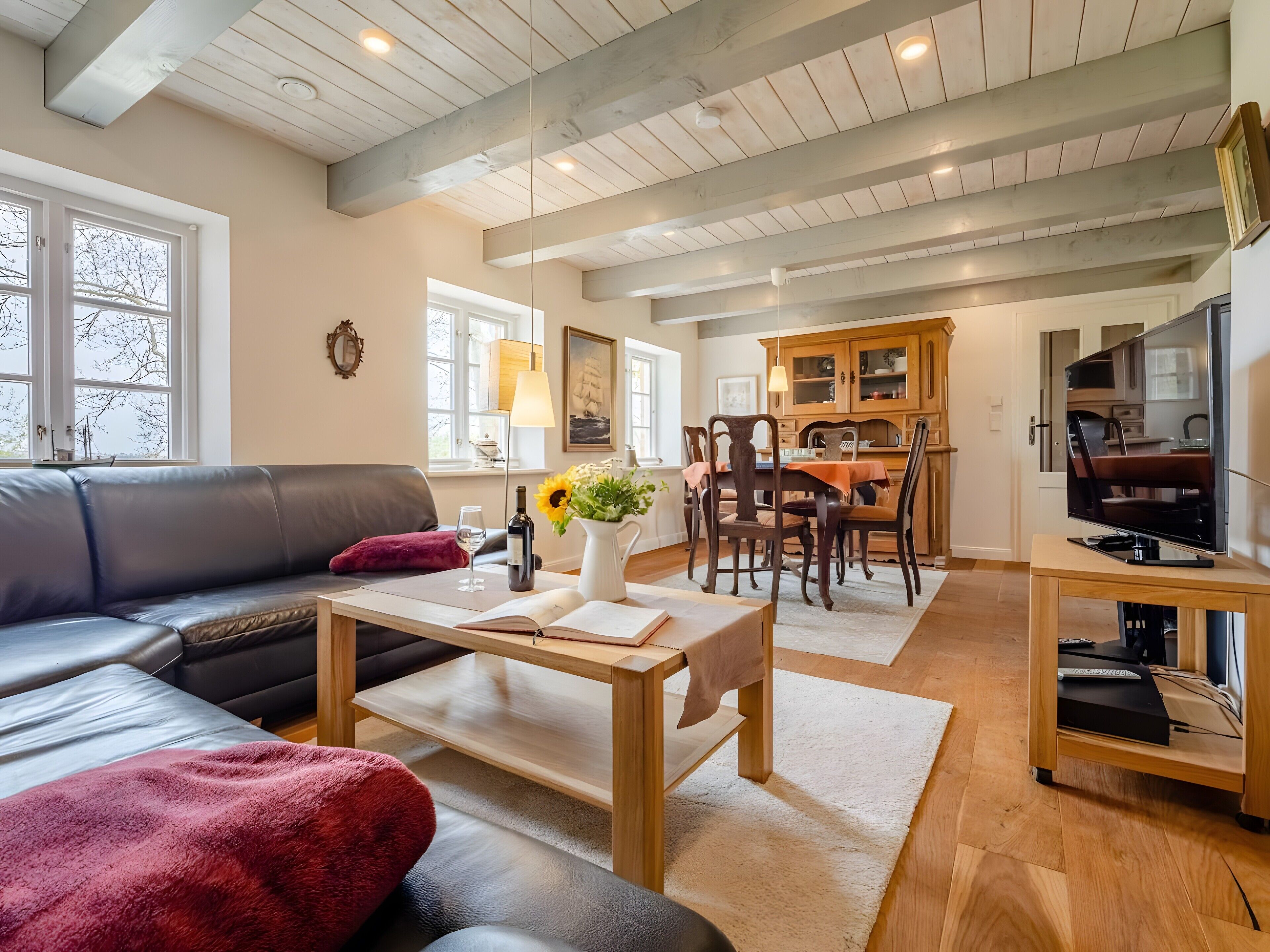 Tv, eldstad, dvd-spelare och en stereo