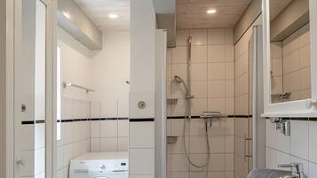 Een douche, een haardroger, handdoeken
