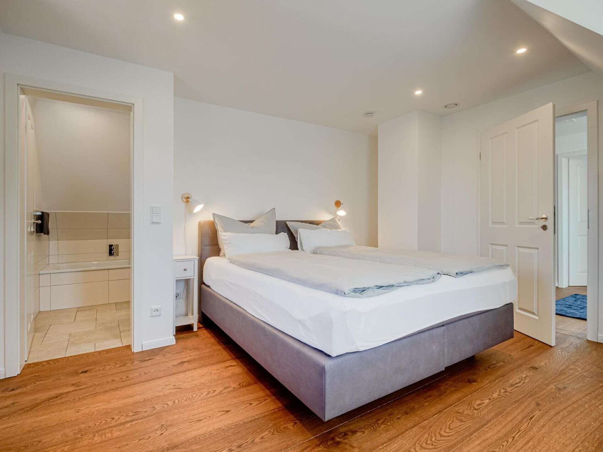 Tabla de planchar con plancha, wifi, ropa de cama