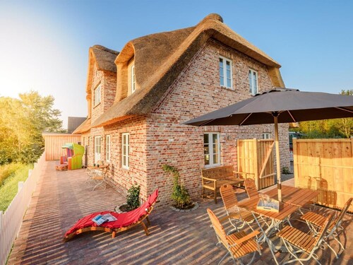 5-Sterne Reetdach-Ferienhaus 'Hermine' mit Sauna und Kamin