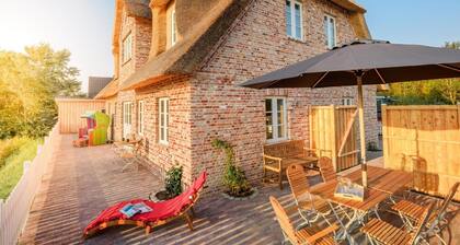 5-Sterne Reetdach-Ferienhaus 'Hermine' mit Sauna und Kamin