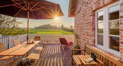 5-Sterne Reetdach-Ferienhaus "Emmas Hus" mit Sauna und Kamin