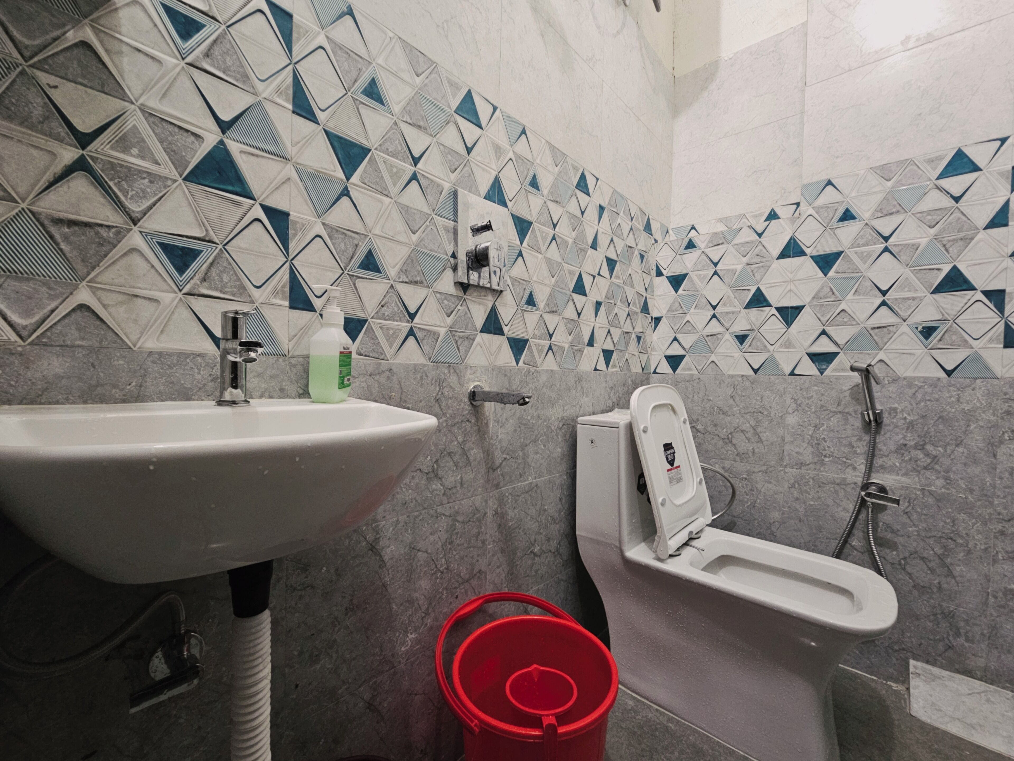 Bidee, pyyhkeet, saippua, vessapaperi