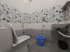 Een bidet, handdoeken, zeep, toiletpapier