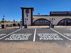 Property grounds - Grand Canyon Inn & Motel (Williams)