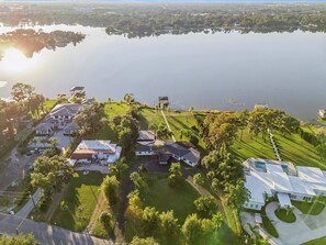 Un quartier résidentiel avec des maisons et une grande étendue d’eau.