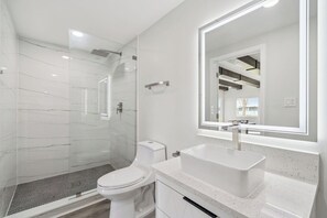 Shower, towels, soap, toilet paper - Luxurious house on the lake for 10 ppl. (Orlando)