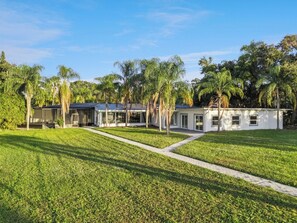 Exterior - Luxurious house on the lake for 10 ppl. (Orlando)