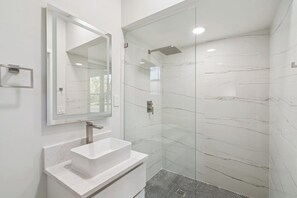 Regadera, toallas, jabón, papel de baño 
