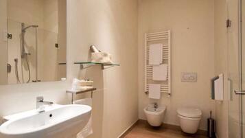 Dusche, Haartrockner, Handtücher