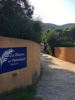 Property grounds - Villa Lume di Corsica in Porto-Vecchio, air-conditioned, swimming pool, near Palombaggia (Porto-Vecchio)