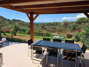Outdoor dining - Villa Lume di Corsica in Porto-Vecchio, air-conditioned, swimming pool, near Palombaggia (Porto-Vecchio)