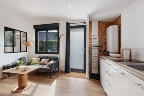 Refrigerador, microondas, parrilla de estufa y cafetera y tetera 