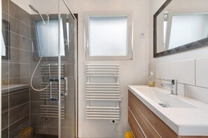 Douche, sèche-cheveux, serviettes fournies