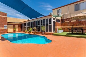 Una piscina al aire libre