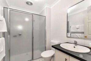 Bathroom - Quality Inn Railway Kalgoorlie WA (Kalgoorlie)