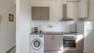 Frigorífico, microondas, horno y placa de cocina