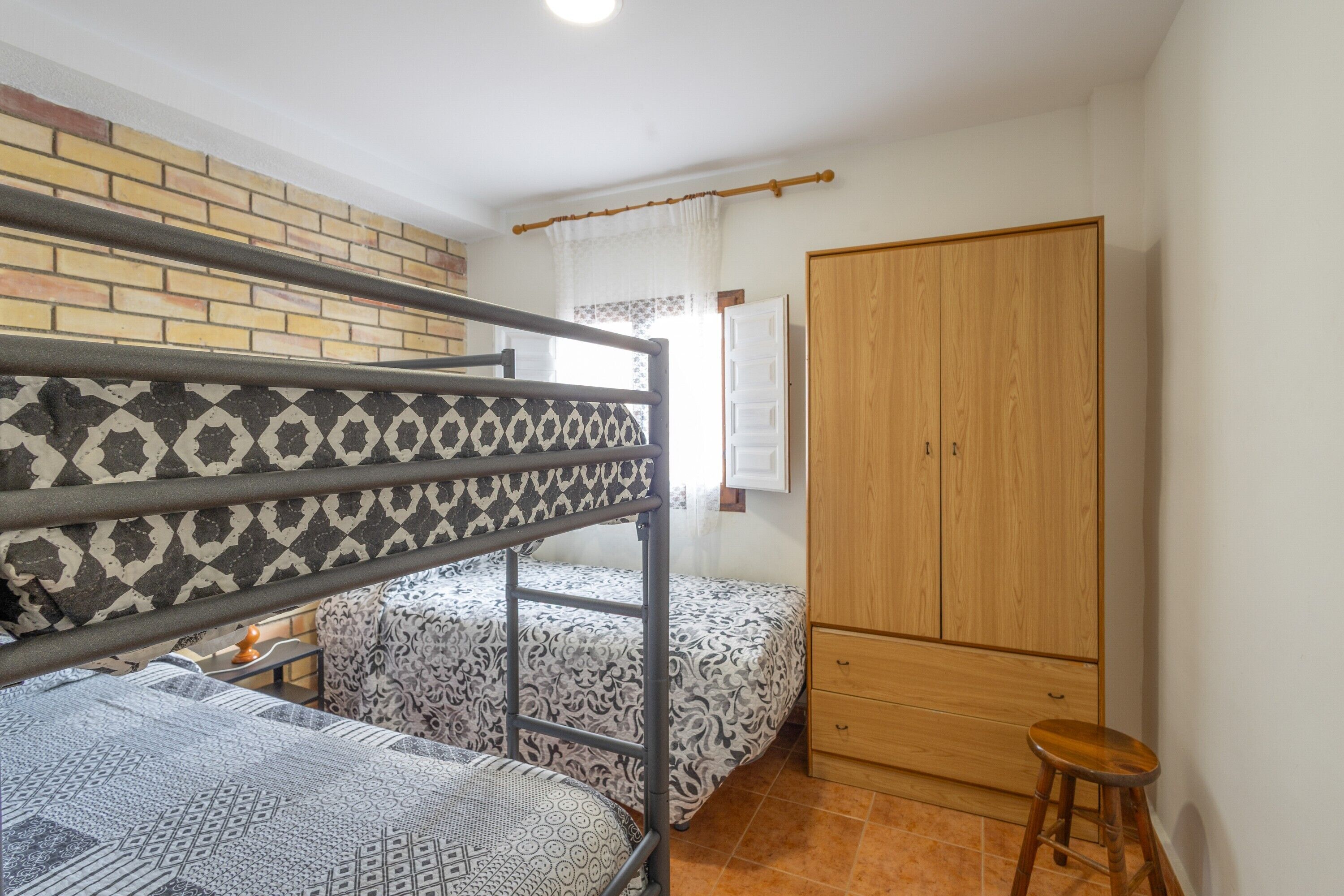 Tabla de planchar con plancha, wifi, ropa de cama