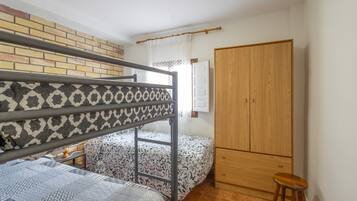 Tabla de planchar con plancha, wifi, ropa de cama