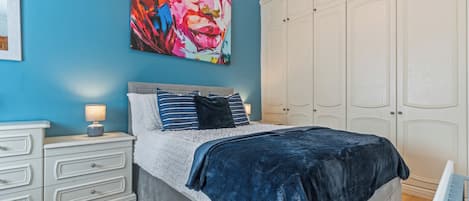 Iron/ironing board, internet, bed sheets
