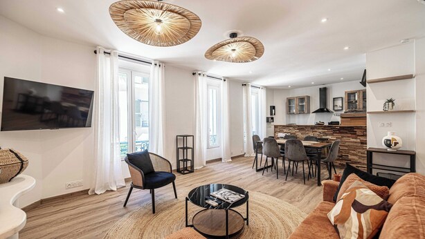 A modern living room with a sofa, coffee table, and dining area. - Magnificent Apartment - AC- 2br- 4P - Cannes (Cannes)