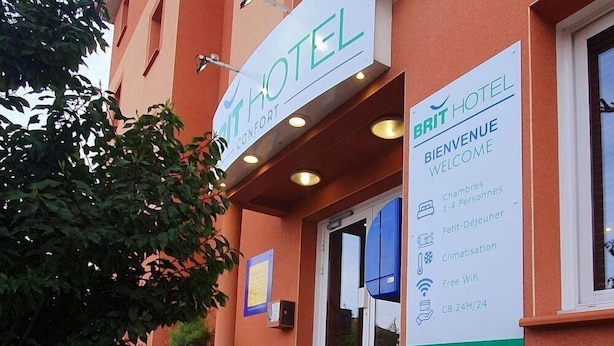 L’entrée d’un hôtel, avec une enseigne indiquant qu’il s’agit d’un hôtel de la chaîne BRIT HOTEL.