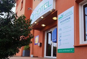 A hotel entrance with a sign indicating it is the BRIT HOTEL. - Deltour Hotel Montauban City (Montauban)