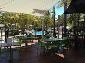 Outdoor dining - Blue Dolphin Holiday Resort (Yamba)