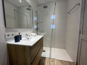 Shower, hair dryer, towels, soap - Charming 2-bedroom apartment with AC in Portocolom (Felanitx)