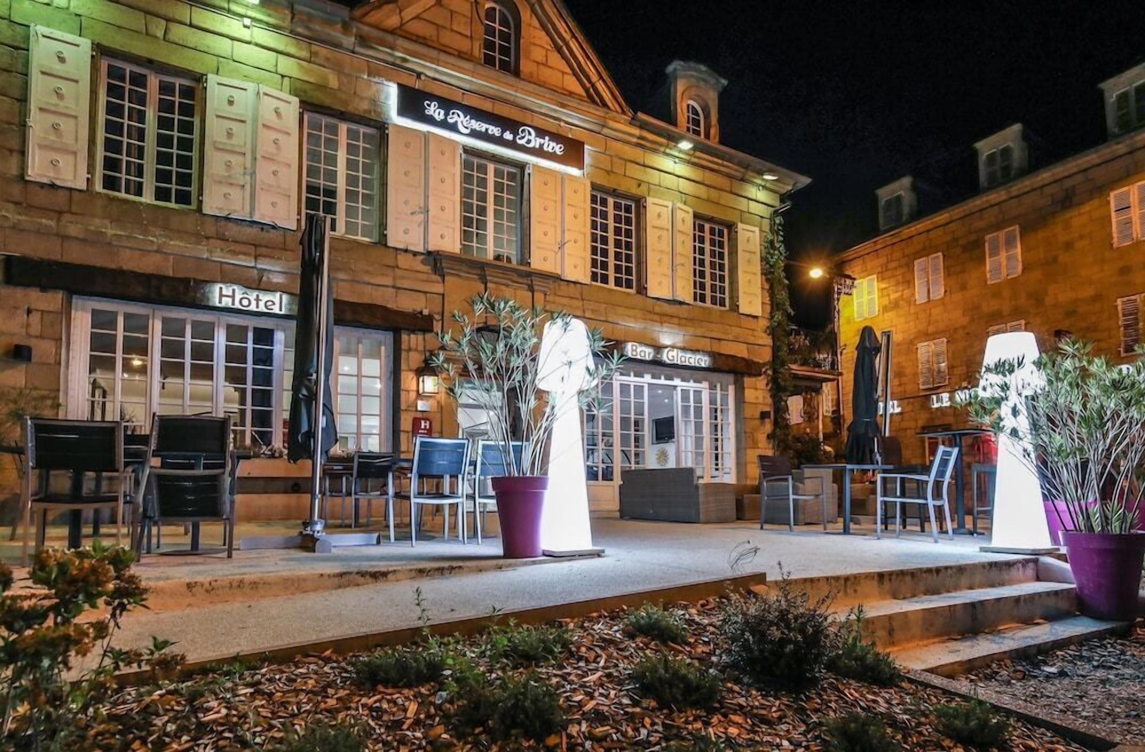 Un hôtel doté d’un bar appelé « Bar Glacier » et d’un restaurant appelé « La Réserve & Drive ».
