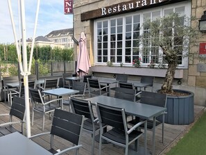 Outdoor dining - Citotel Hotel le Chapon Fin (Brive-la-Gaillarde)