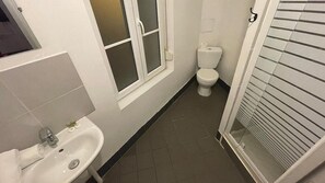 Bathroom - Akena Le Casino Hotel Restaurant (Saint-Quentin)