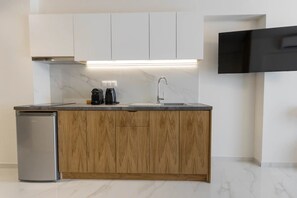 Deluxe Triple Room | Private kitchen | Mini-fridge, stovetop, cookware/dishes/utensils - Calma Luxury Suites (Nea Propontida)