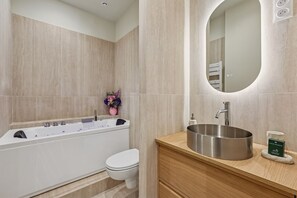 Hair dryer, towels - Lavie Maison | Design Suite & Spa Bath (Paris)