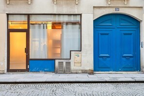 Exterior detail - Lavie Maison | Design Suite & Spa Bath (Paris)