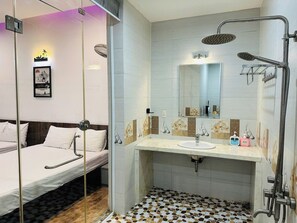 Comfort-Doppelzimmer | Badezimmer | Kostenlose Toilettenartikel, Seife, Shampoo, Toilettenpapier